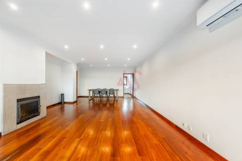 Apartamento T4 Duplex  (1 SUÍTE), com Elevador, Garagem Fechada p/ 2 Carros, Fermentões, Guimarães