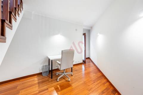 Apartamento T4 Duplex  (1 SUÍTE), com Elevador, Garagem Fechada p/ 2 Carros, Fermentões, Guimarães