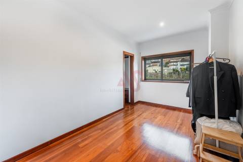 Apartamento T4 Duplex  (1 SUÍTE), com Elevador, Garagem Fechada p/ 2 Carros, Fermentões, Guimarães