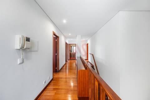 Apartamento T4 Duplex  (1 SUÍTE), com Elevador, Garagem Fechada p/ 2 Carros, Fermentões, Guimarães