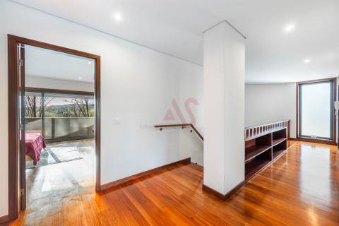 Apartamento T4 Duplex  (1 SUÍTE), com Elevador, Garagem Fechada p/ 2 Carros, Fermentões, Guimarães