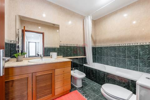 Apartamento T4 Duplex  (1 SUÍTE), com Elevador, Garagem Fechada p/ 2 Carros, Fermentões, Guimarães