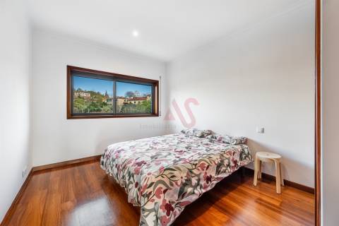 Apartamento T4 Duplex  (1 SUÍTE), com Elevador, Garagem Fechada p/ 2 Carros, Fermentões, Guimarães