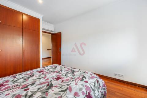 Apartamento T4 Duplex  (1 SUÍTE), com Elevador, Garagem Fechada p/ 2 Carros, Fermentões, Guimarães