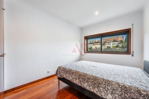 Apartamento T4 Duplex  (1 SUÍTE), com Elevador, Garagem Fechada p/ 2 Carros, Fermentões, Guimarães