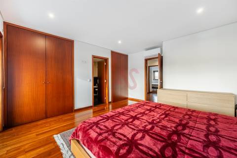 Apartamento T4 Duplex  (1 SUÍTE), com Elevador, Garagem Fechada p/ 2 Carros, Fermentões, Guimarães