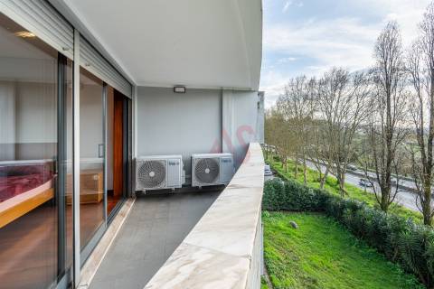 Apartamento T4 Duplex  (1 SUÍTE), com Elevador, Garagem Fechada p/ 2 Carros, Fermentões, Guimarães