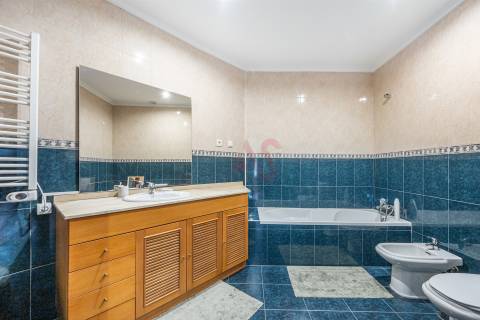 Apartamento T4 Duplex  (1 SUÍTE), com Elevador, Garagem Fechada p/ 2 Carros, Fermentões, Guimarães