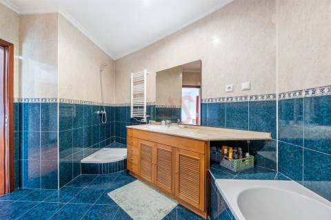 Apartamento T4 Duplex  (1 SUÍTE), com Elevador, Garagem Fechada p/ 2 Carros, Fermentões, Guimarães