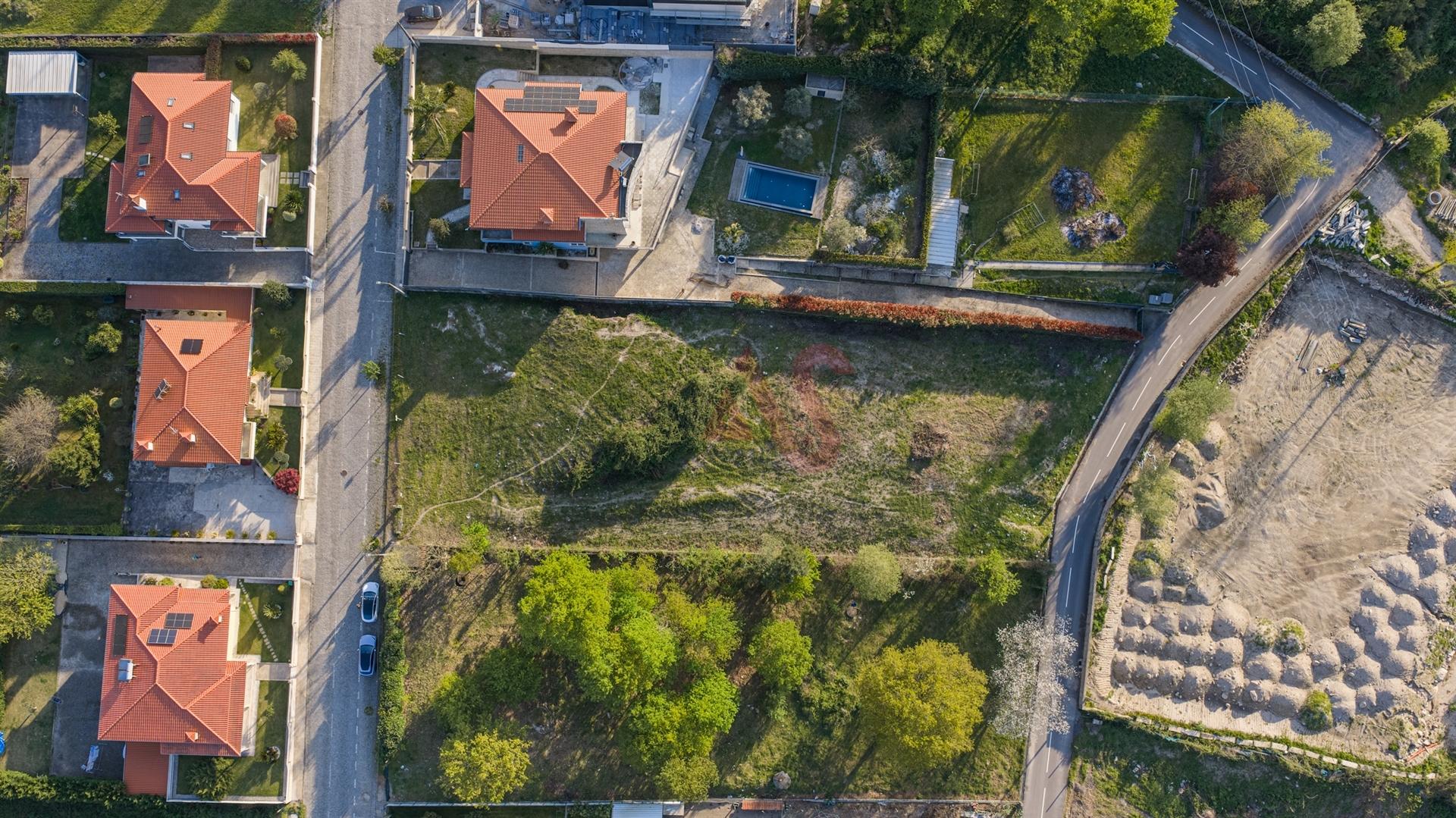 Terreno c/ viabilidade de construção moradia independente ou duas moradias geminadas em Nespereira