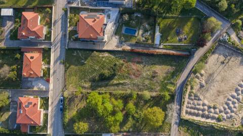 Terreno c/ viabilidade de construção moradia independente ou duas moradias geminadas em Nespereira