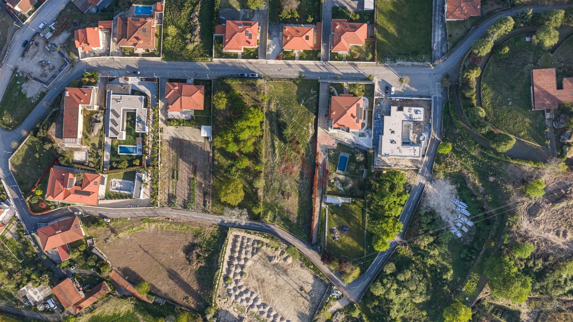 Terreno c/ viabilidade de construção moradia independente ou duas moradias geminadas em Nespereira