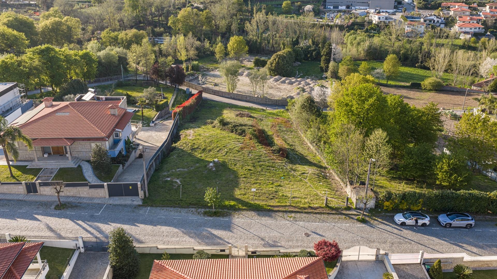 Terreno c/ viabilidade de construção moradia independente ou duas moradias geminadas em Nespereira