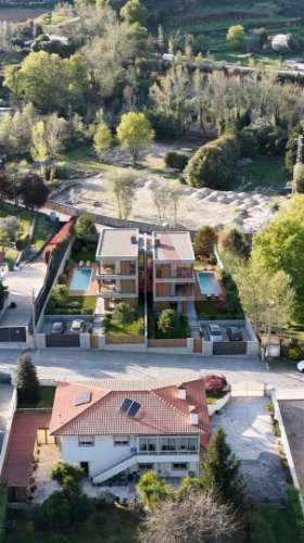 Terreno c/ viabilidade de construção moradia independente ou duas moradias geminadas em Nespereira