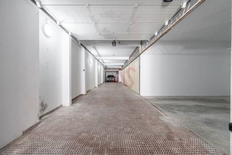 Garagem Fechada na Av. Mouzinho de Albuquerque, Póvoa de Varzim