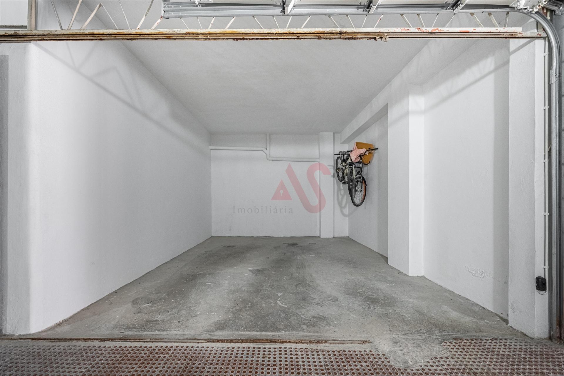 Garagem Fechada na Av. Mouzinho de Albuquerque, Póvoa de Varzim