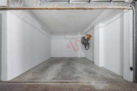 Garagem Fechada na Av. Mouzinho de Albuquerque, Póvoa de Varzim