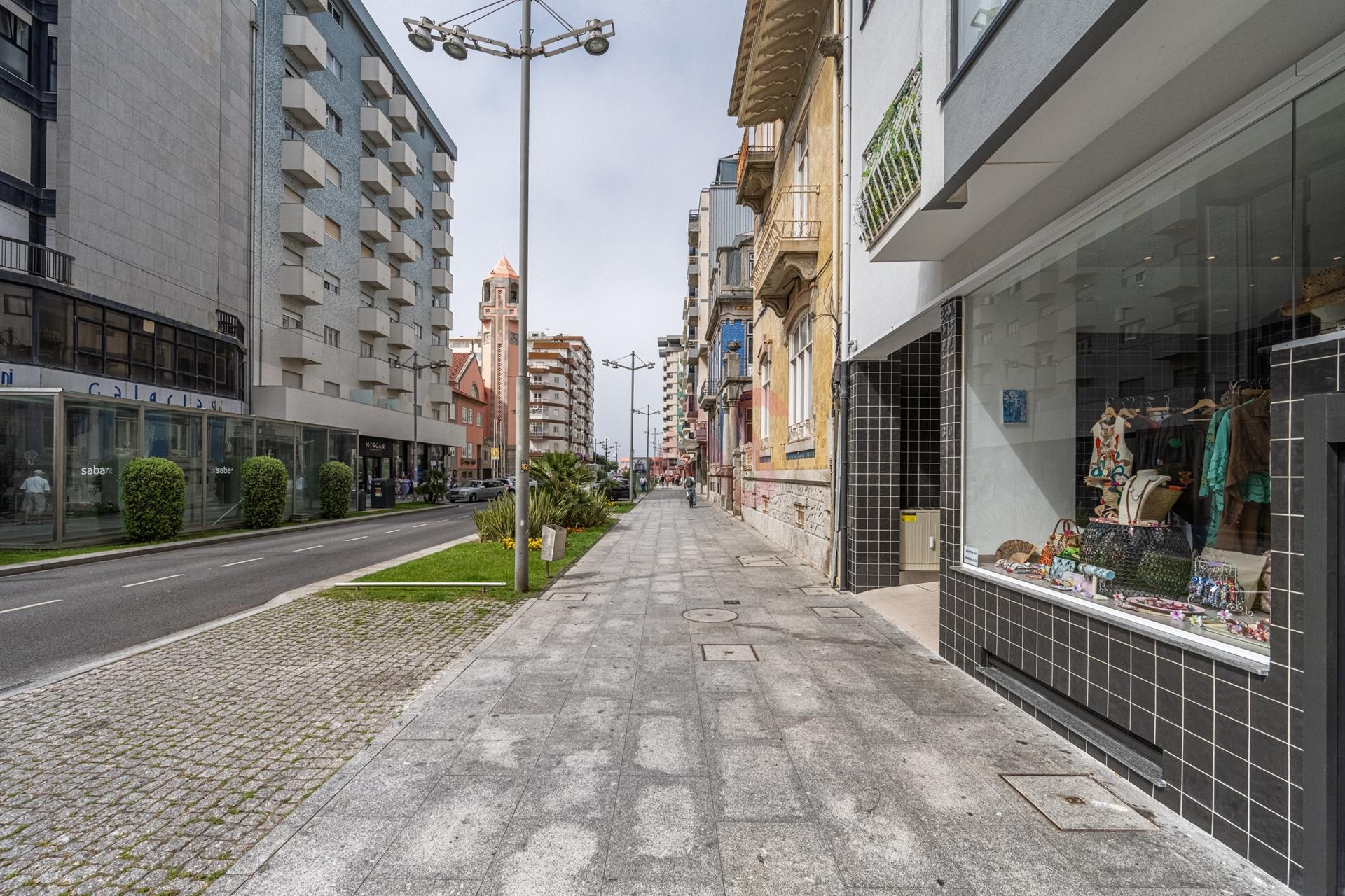 Garagem Fechada na Av. Mouzinho de Albuquerque, Póvoa de Varzim