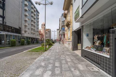 Garagem Fechada na Av. Mouzinho de Albuquerque, Póvoa de Varzim