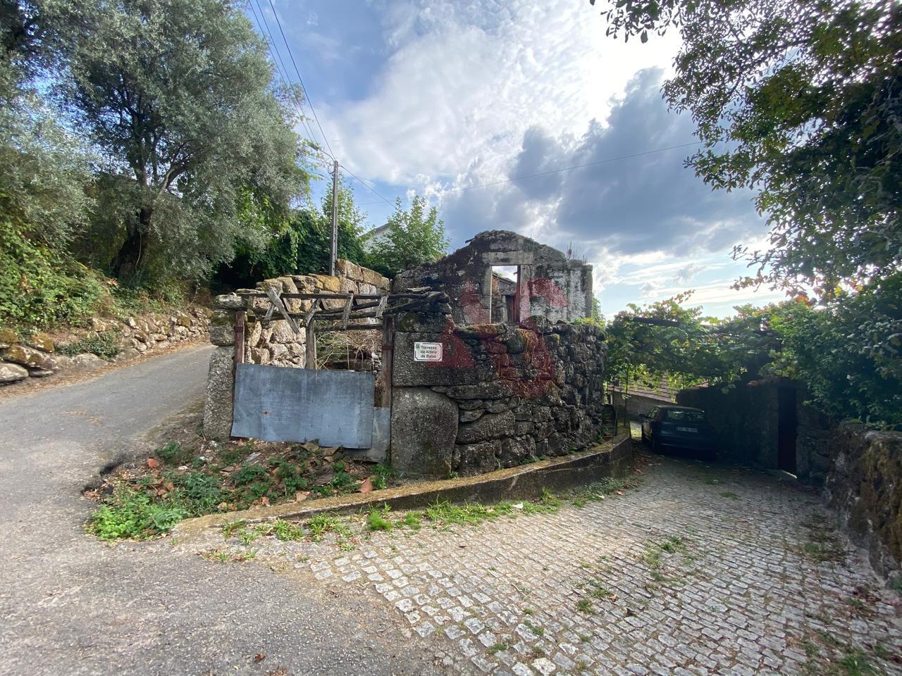 Moradia para Restauro com Projeto Aprovado – Pinheiro, Vieira do Minho