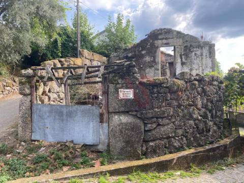Moradia para Restauro com Projeto Aprovado – Pinheiro, Vieira do Minho