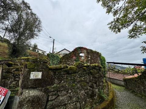 Moradia para Restauro com Projeto Aprovado – Pinheiro, Vieira do Minho