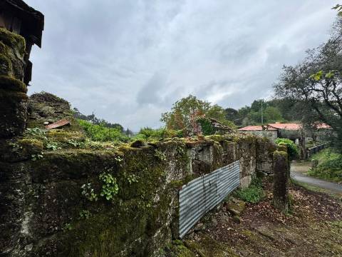 Moradia para Restauro com Projeto Aprovado – Pinheiro, Vieira do Minho