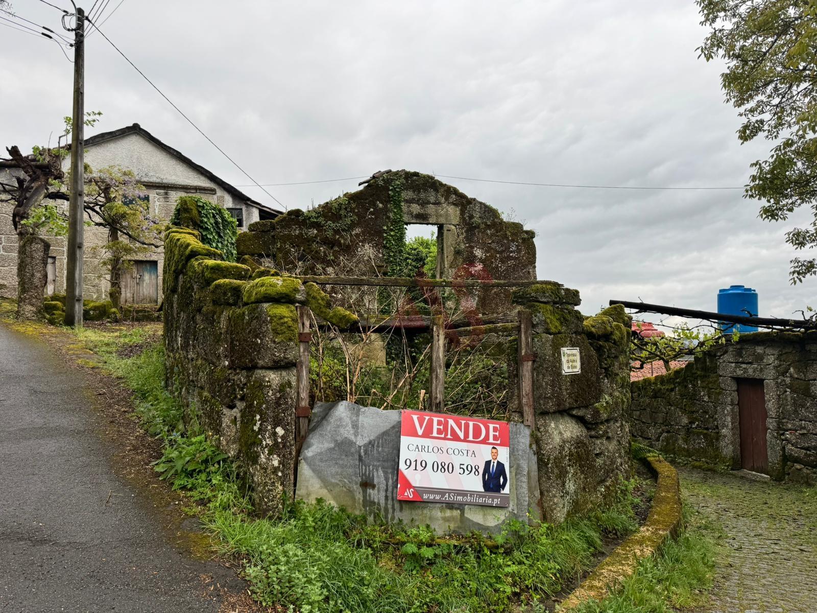 Moradia para Restauro com Projeto Aprovado – Pinheiro, Vieira do Minho