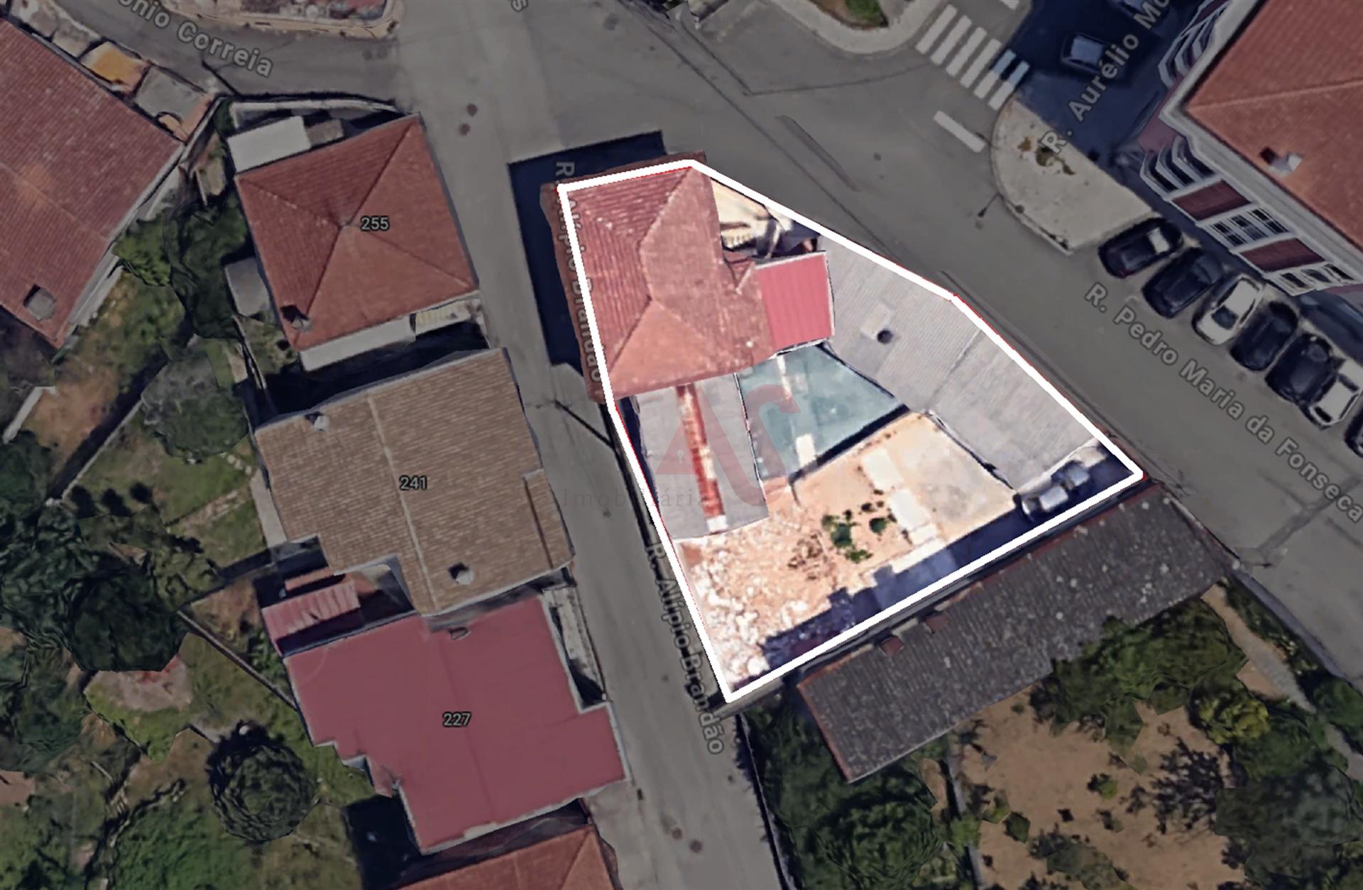 Moradia T3 para restauro, inserida num terreno de 795m2, em Santiago de Riba-UL, Oliveira de Azeméis