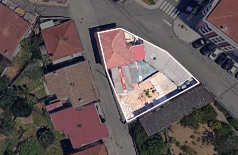 Moradia T3 para restauro, inserida num terreno de 795m2, em Santiago de Riba-UL, Oliveira de Azeméis