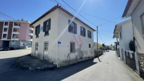 Moradia T3 para restauro, inserida num terreno de 795m2, em Santiago de Riba-UL, Oliveira de Azeméis