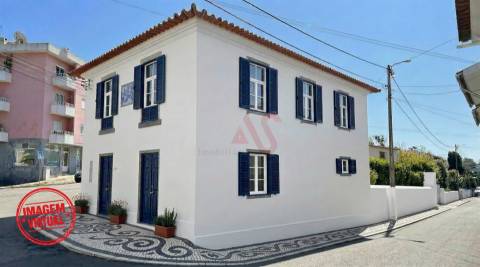 Moradia T3 para restauro, inserida num terreno de 795m2, em Santiago de Riba-UL, Oliveira de Azeméis