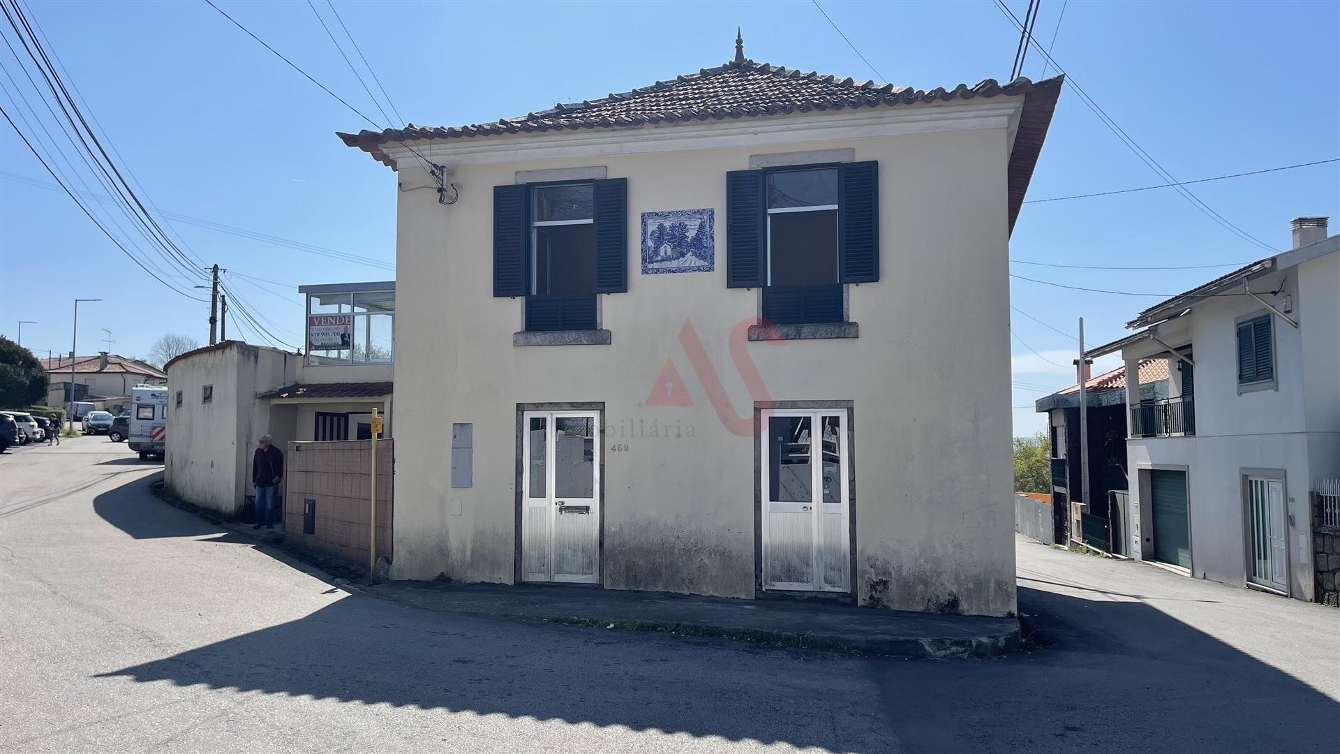 Moradia T3 para restauro, inserida num terreno de 795m2, em Santiago de Riba-UL, Oliveira de Azeméis