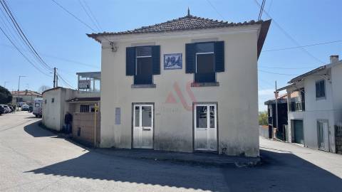 Moradia T3 para restauro, inserida num terreno de 795m2, em Santiago de Riba-UL, Oliveira de Azeméis