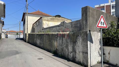 Moradia T3 para restauro, inserida num terreno de 795m2, em Santiago de Riba-UL, Oliveira de Azeméis