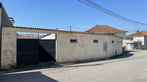 Moradia T3 para restauro, inserida num terreno de 795m2, em Santiago de Riba-UL, Oliveira de Azeméis