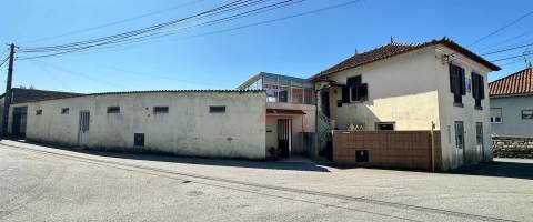 Moradia T3 para restauro, inserida num terreno de 795m2, em Santiago de Riba-UL, Oliveira de Azeméis