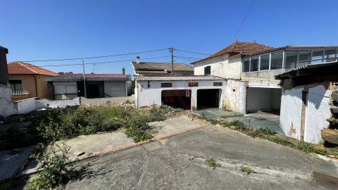 Moradia T3 para restauro, inserida num terreno de 795m2, em Santiago de Riba-UL, Oliveira de Azeméis