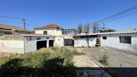 Moradia T3 para restauro, inserida num terreno de 795m2, em Santiago de Riba-UL, Oliveira de Azeméis