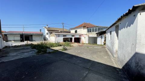 Moradia T3 para restauro, inserida num terreno de 795m2, em Santiago de Riba-UL, Oliveira de Azeméis