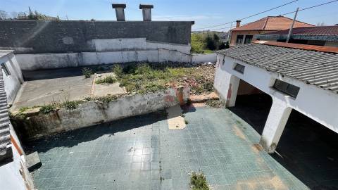 Moradia T3 para restauro, inserida num terreno de 795m2, em Santiago de Riba-UL, Oliveira de Azeméis