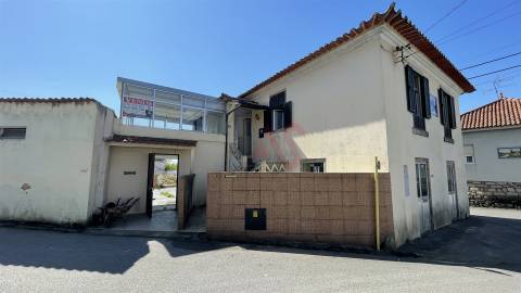 Moradia T3 para restauro, inserida num terreno de 795m2, em Santiago de Riba-UL, Oliveira de Azeméis