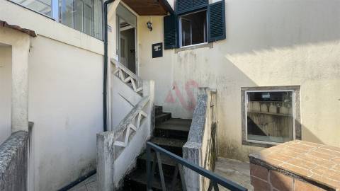 Moradia T3 para restauro, inserida num terreno de 795m2, em Santiago de Riba-UL, Oliveira de Azeméis