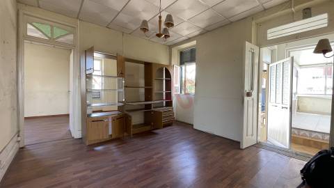 Moradia T3 para restauro, inserida num terreno de 795m2, em Santiago de Riba-UL, Oliveira de Azeméis