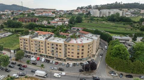 Apartamento T2 | 2.º Andar c/ Elevador | Lugar de Garagem | Centro de Vizela