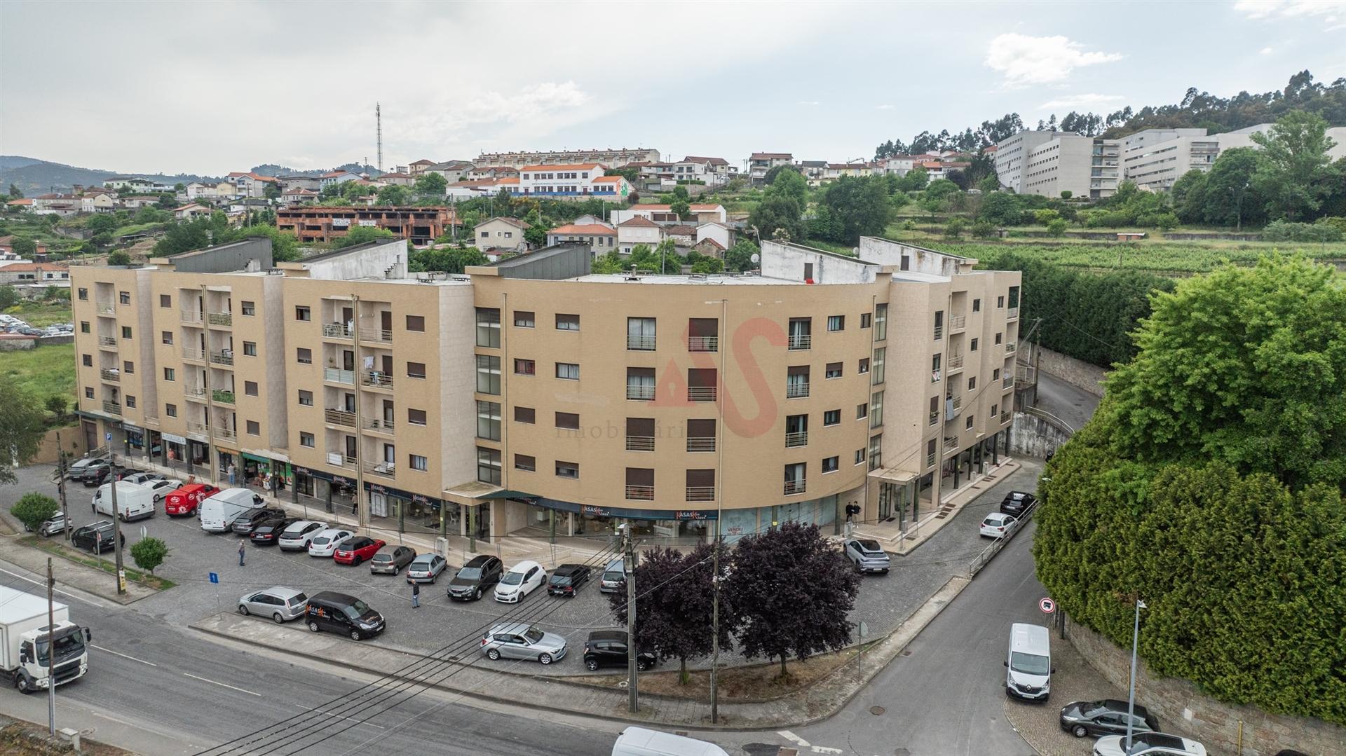 Apartamento T2 | 2.º Andar c/ Elevador | Lugar de Garagem | Centro de Vizela