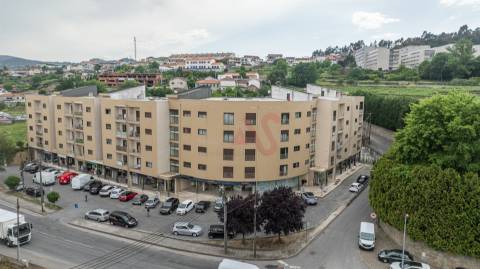 Apartamento T2 | 2.º Andar c/ Elevador | Lugar de Garagem | Centro de Vizela