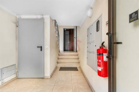 Apartamento T2 | 2.º Andar c/ Elevador | Lugar de Garagem | Centro de Vizela