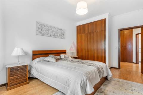 Apartamento T2 | 2.º Andar c/ Elevador | Lugar de Garagem | Centro de Vizela