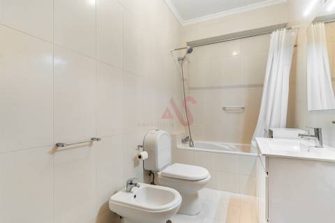 Apartamento T2 | 2.º Andar c/ Elevador | Lugar de Garagem | Centro de Vizela